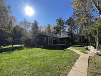 Picturesque Up North Lakeside Family Getaway パインのホテル