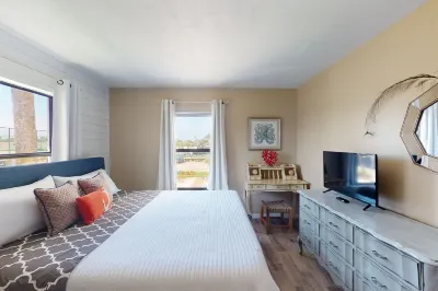 Nautical Nook: 1B/2B with Oversized Balcony