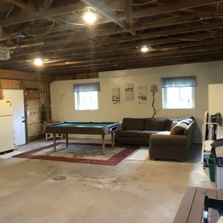 Country setting. Two miles from downtown Petoskey. Отели рядом с достопримечательностью «Парк штата Петоски»