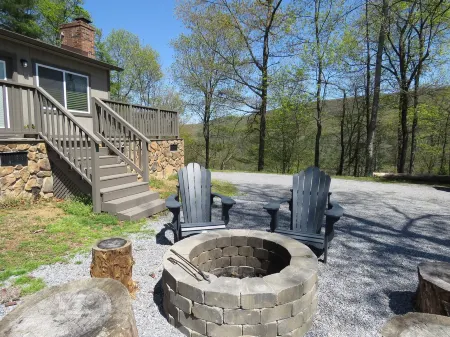 A WELL-APPOINTED CABIN, RURAL RELAXATION, FIREPIT!