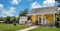Romantic Getaway Cottage with Hot Tub and Resort Amenities
