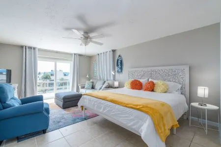 Comfy King beds, close to beach, pool + pet friendly