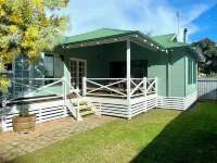 Town Hideaway- Spacious house by the river and town centre. Couples and groups.