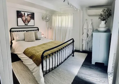 Little Olive Eco Cabin on a Private Dam.. Perfect for a Relaxing Weekend Away!