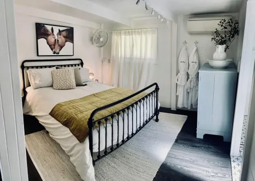 Little Olive Eco Cabin on a Private Dam.. Perfect for a Relaxing Weekend Away!