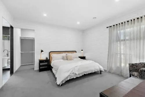 Sophisticated Abode Luxurious and contemporary home just 10 mins to the beach