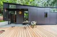 Hip Modern Studio in serene central Bellevue with AC, WiFi, Kitchen, TV