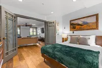 Family Friendly- Multiple En-Suites, 2 Patios, Private Grill, Quick Walk to Base