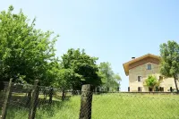 Studio apartment in a Basque country house with views of the garden.