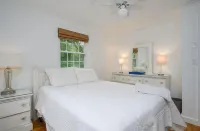 Private Dog-Friendly Home with Heated Pool & Guest Cottage at National Seashore Nauset Light海灘附近的飯店