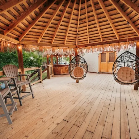 Love Bird Yurt/Cold A/C!! Hot Tub/Medina River/Couples Yurt/Close to Town!