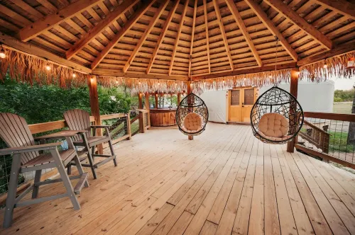 Love Bird Yurt/Cold A/C!! Hot Tub/Medina River/Couples Yurt/Close to Town!