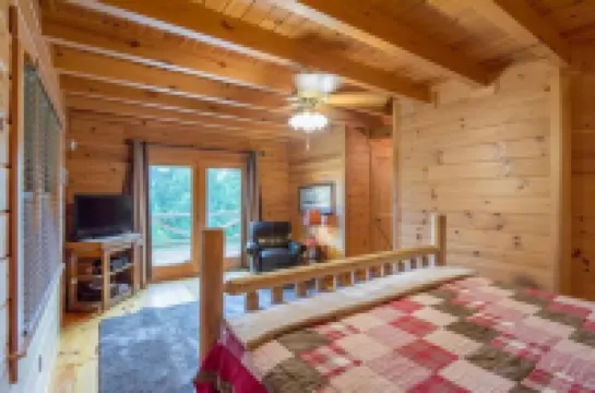 Southern Comfort Cabin- 8 Guests, 3 BR, 2.5 BA, Hot Tub, WiFi- Hocking Hills