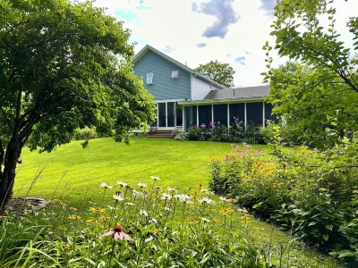 Bright, modern, 4-bedroom south-end home perfect for friends and family Hotels near Red Rocks Park