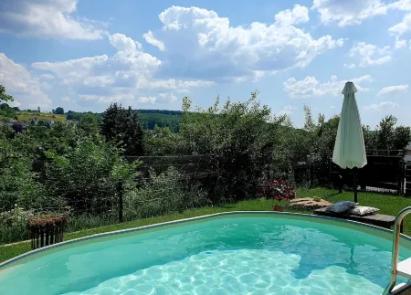 Tasteful and high-quality vacation apartment with large terrace and pool Отели в г. Ортенберг