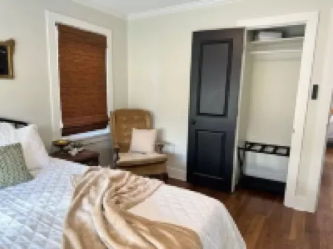 Crabapple Cottage     Your cozy temporary home