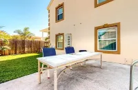 2BR Condo, Walk to Beach, Pool, WiFi