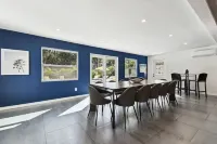 Fall Escape - Luxury Private 7Br Lakeside Villa with Heated Pool, Putting Green