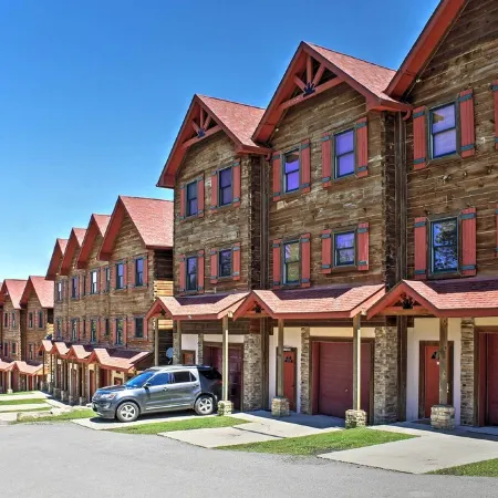 Ski-In/Ski Out Townhome w/ Beautiful View w/Hot Tub.