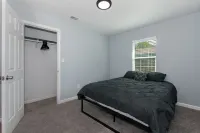 Cheerful 3 bedroom house near downtown and close to hospitals Hotels near Calvary Baptist Church