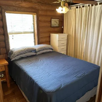 Large waterfront cabin with dock and access to Lake Okeechobee Отели в г. Окичоби