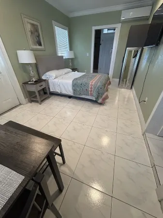 Beautiful Lake Front Guesthouse Close To I95 Отели рядом с достопримечательностью «Ancient Spanish Monastery»