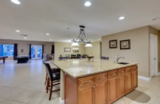 Family Friendly 3600 Sq Ft 5 Bedrooms 4 Bathrooms 3 Miles To Strip