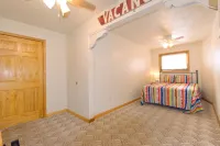 Lakefront Cottage in Town; Walk to Restaurants; Hot Tub
