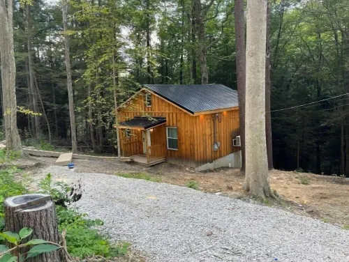 Hillside Hideaway! NEW hot tub! Family sized loft cabin, RRG, Pets welcome.