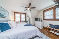 1 Mile to Beautiful Lake Michigan, Bikes Provided, Fire Pit, Game Room