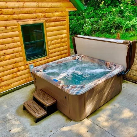Log Cabin/ w hot tub, outdoor pool & pool table