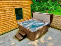 Log Cabin/ w hot tub, outdoor pool & pool table Hotels in Allamakee County
