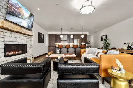 30 Mins Gnp, Near Skiing, Hot Tub, Sauna, Firepit, BBQ, Icepod, Game Room!