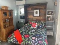 1-bedroom vacation guest cottage minutes from the famous Sonoma square