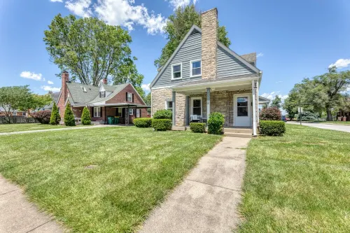 King Bed - Full Kitchen! 1.5 Blocks to Ims and Only 5 Miles to Downtown!