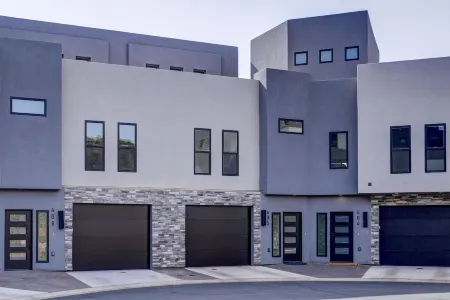 Welcome to the Hilltop Resort where you are surrounded by luxury & beauty. Отели рядом с достопримечательностью «Ред Хилс Десерт Гарден»