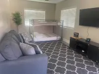 Amazing views, pool, walk to hiking/biking, 5 mins to the new Riviera Marina.