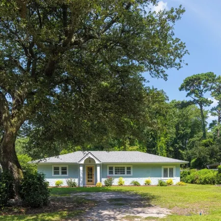 Charming Coastal Retreat in Manteo – Newly Remodeled & Ready for Your Stay!