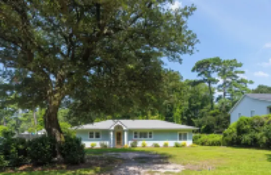Charming Coastal Retreat in Manteo – Newly Remodeled & Ready for Your Stay!