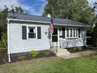 Cheerful 2 Bedroom House with off street parking