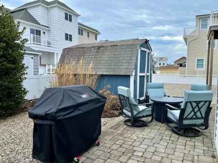 Avalon 3Br Bayside Retreat: Sleeps 7, Large Porch, Outdoor Shower & Grill Отели в г. Авалон