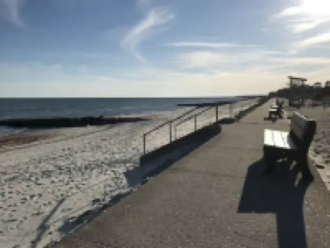 Charming cottage just a short walk to the beach!