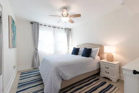 Downtown Bradenton Bliss: 3-Bed Apartment Отели рядом с достопримечательностью «Запад Гейт»