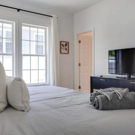 Peak City Perfection- Apex Downtown Walkable, Park Views, Big Yard, Large Groups