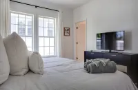 Peak City Perfection- Apex Downtown Walkable, Park Views, Big Yard, Large Groups