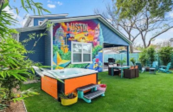 Chic 4Br Austin Retreat w/ Cowboy Pool, Hot Tub & Sauna — Near Downtown