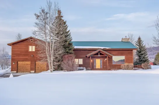 Equipped family-sized ski chalet in Driggs, ID a short drive to Grand Targhee.