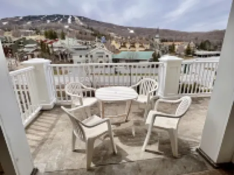 Mountain & sunset views from balcony! Heated pool/spas, walk to lifts & village! Hotels in Stratton Mountain