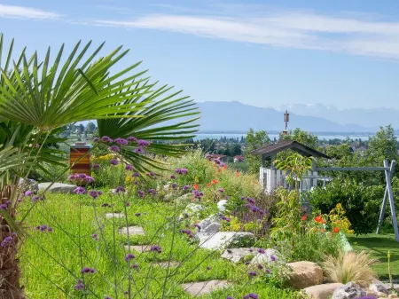 TANTE IDA'S apartment with unique lake and mountain views