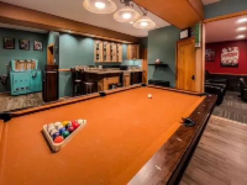 Maple Mountain Retreat! Views, Arcade Rm, Theater, Hot tub